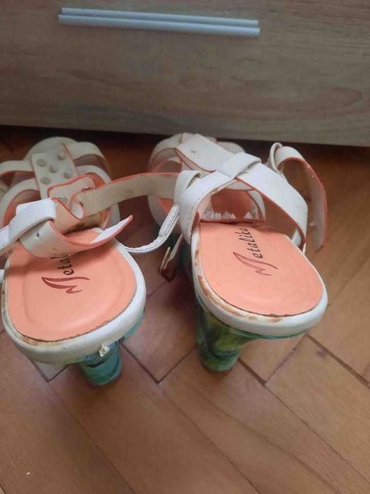 Цветни токчета на платформа 39