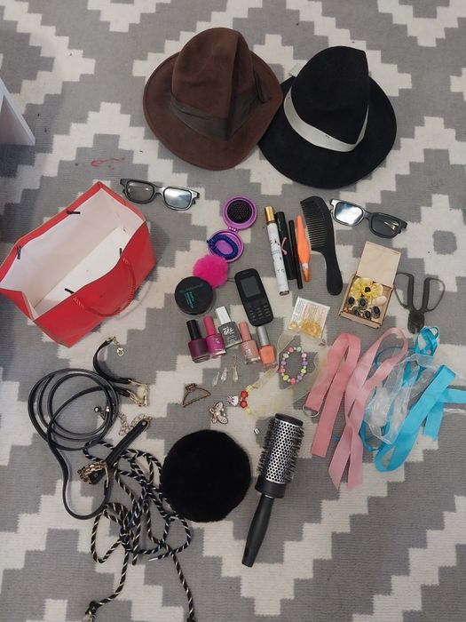 Продам мелочь для девочек! За всё.