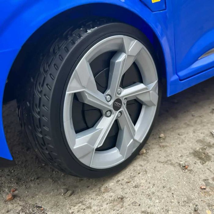 Masinuta electrica pentru copii, cu licenta Audi SQ8 70W 12V NOU
