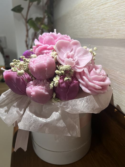 Подарък кутия или чантичка с цветя от соев восък