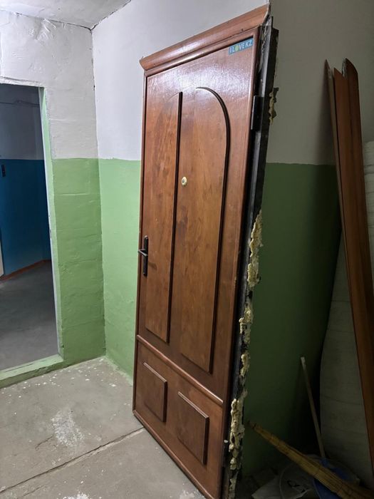 Продам входную дверь.