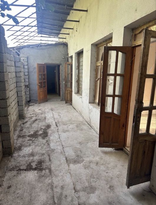 Хасанбой Эски постдан 3км кирганда йул юзи 1 линия нотурар бино