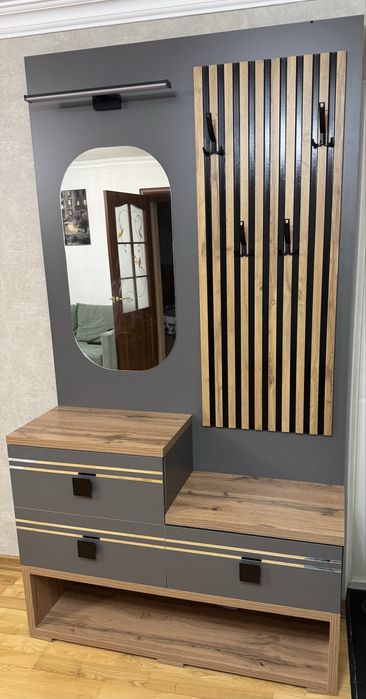 Продам прихожую с зеркалом