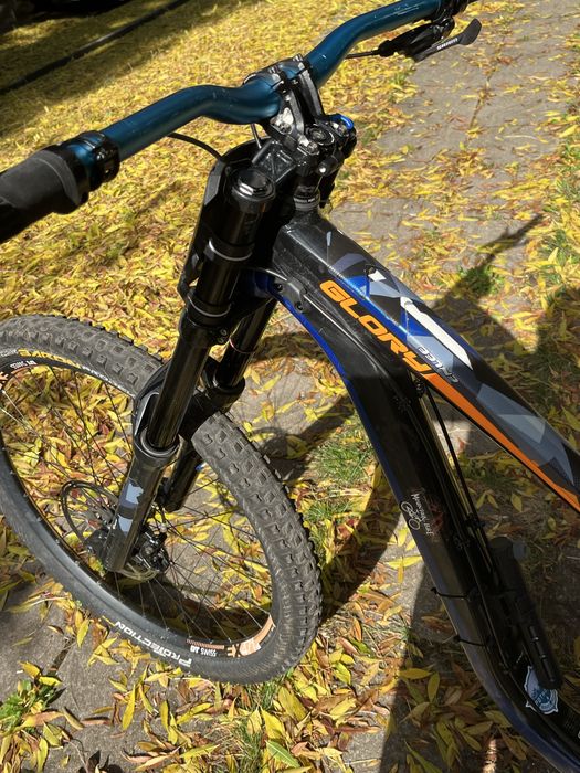 Downhill колел Giant glory 2018