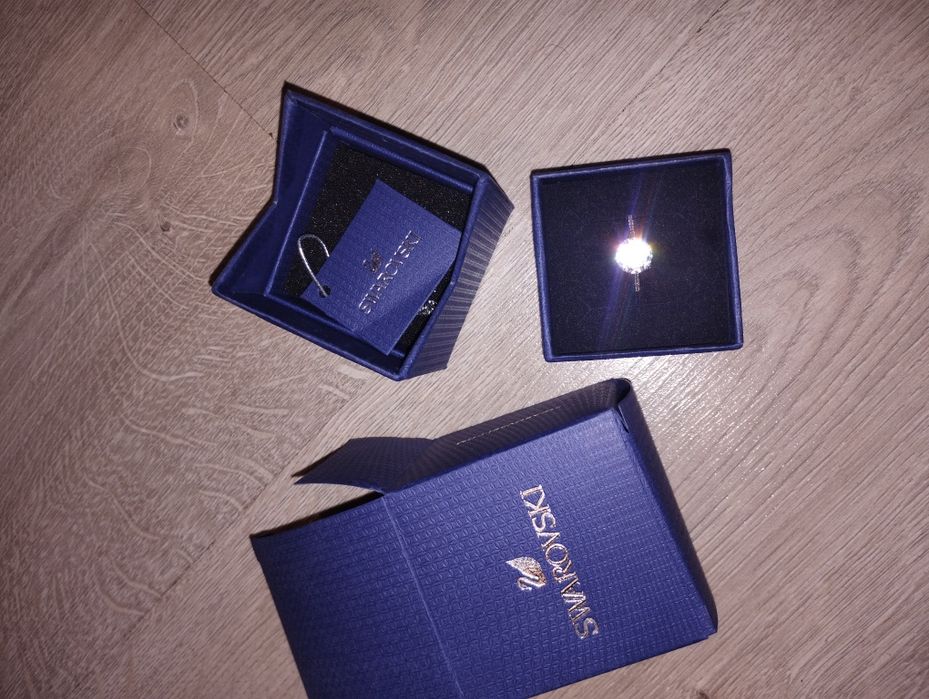 Vând inel Swarovski