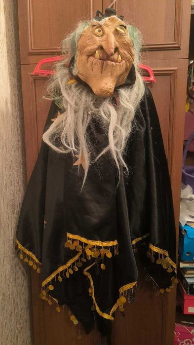 Костюмы и маски праздничные на Новый год