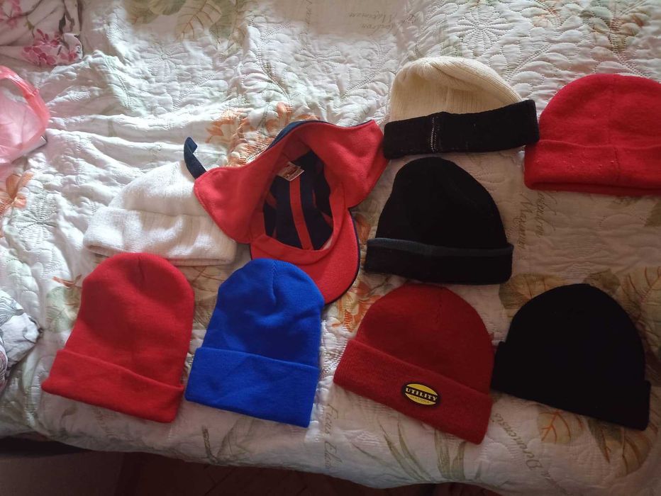 Чисто нови и малко използвани зимни детски шапки
