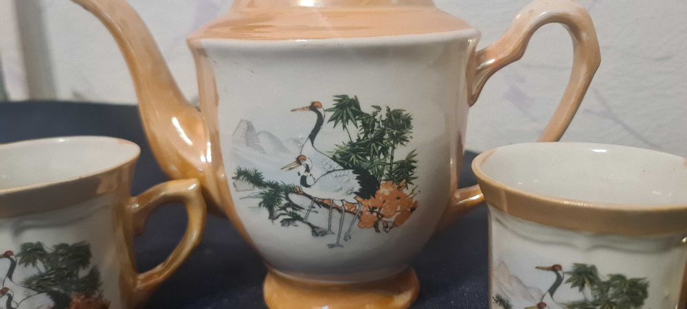 Заварочный чайник, блюдца, кружечки