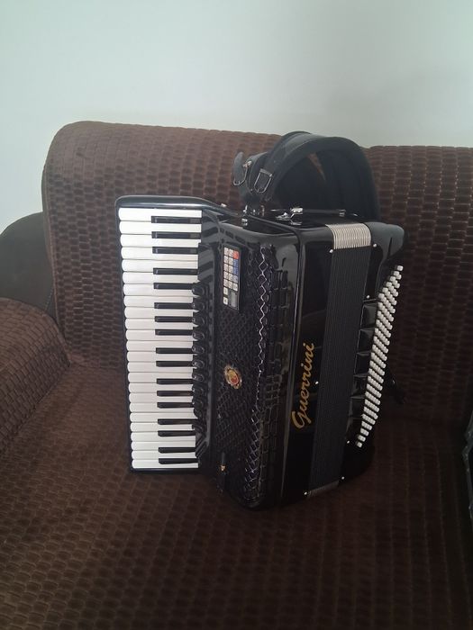 Vând acordeon Guerrini cu midii ,acordeon personal