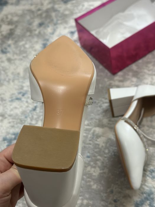 Продам абсолютно новые туфли 37 размер