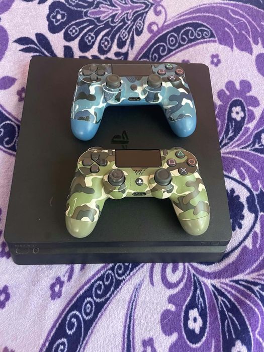 Продава се PS4 с 2 джойстика
