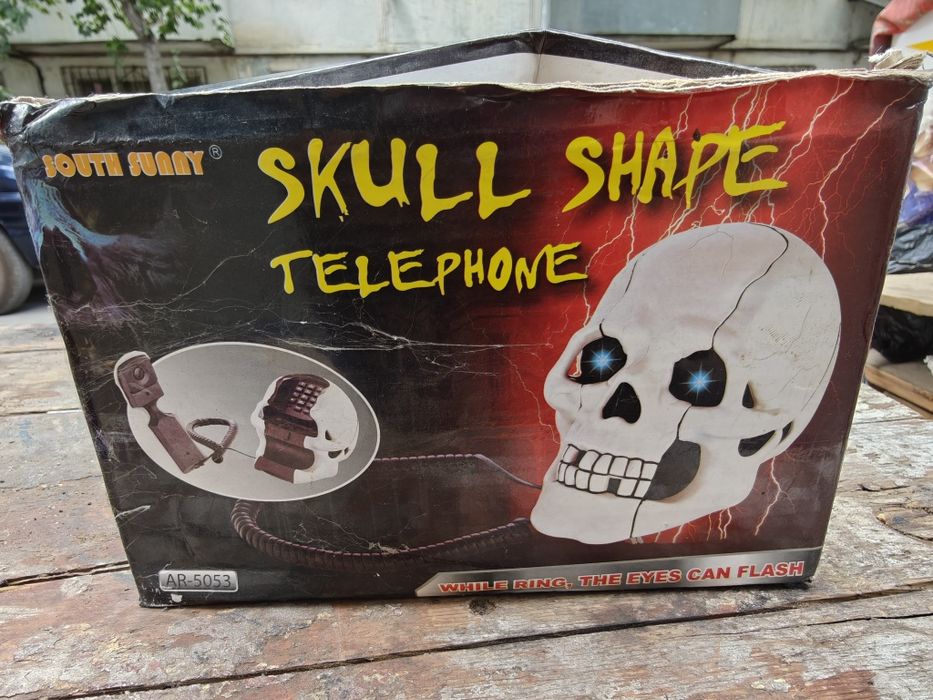 Телефон в форме  черепа
