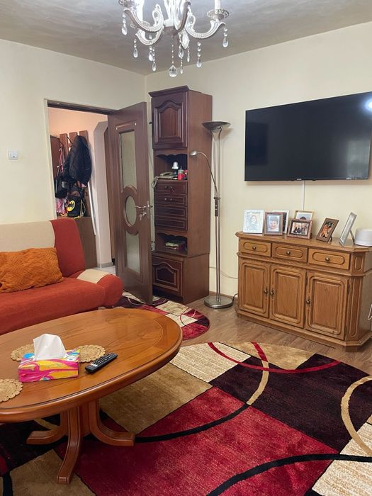 Vând apartament 3 camere la parter intr un bloc cu 4 etaje in Micalaca pe str Nucet lângă parcul Orizont. 2 dormitoare un living,2 bai bucătărie mare