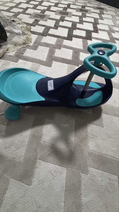 Машина толокар- бибикар цвета- зелено- синий.