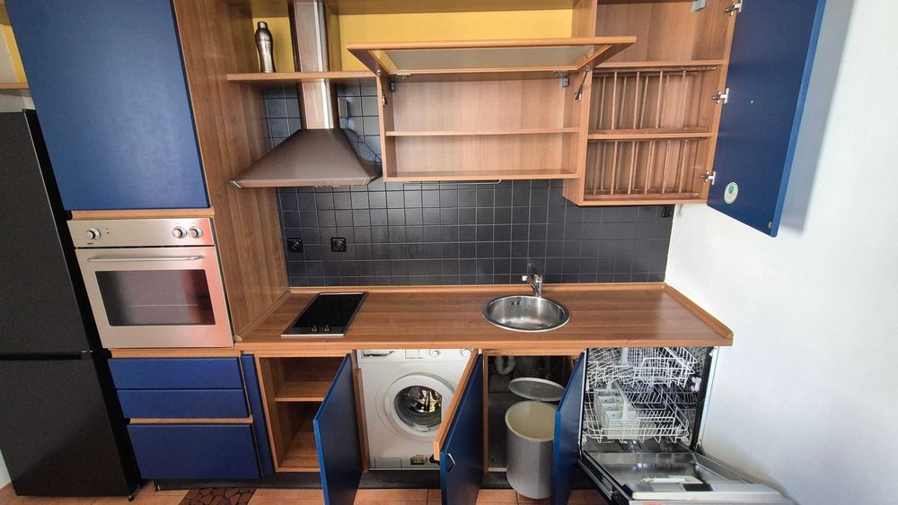 Италианска масивна кухня с уреди и остров – отлично състояние