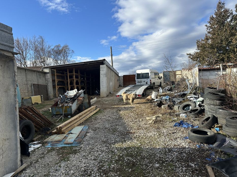 База с две халета по 75 квадрата с масивна ограда и усилени рафтове