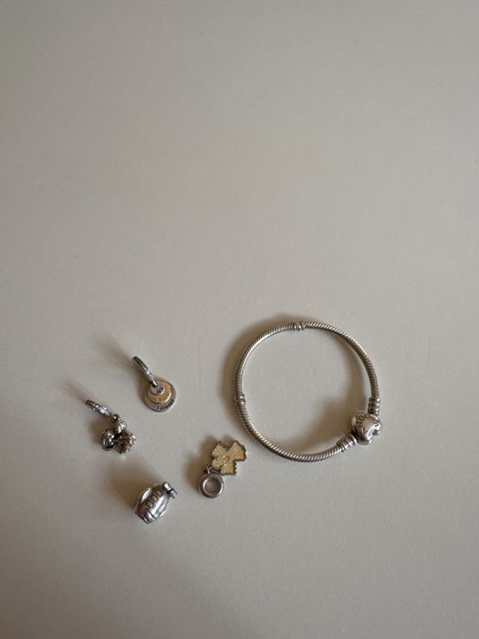 Bratara Pandora, 4 charmuri