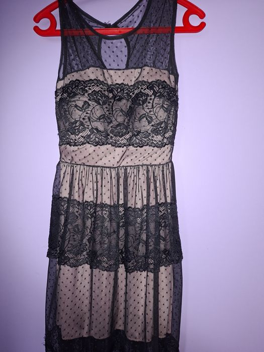 Къса дантелена рокля