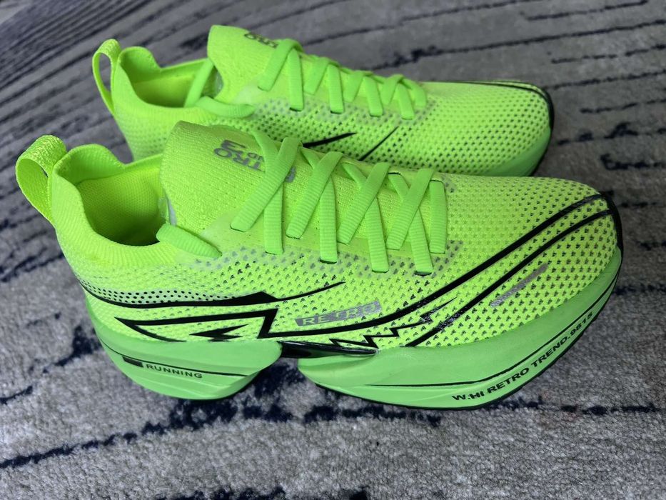 Дамски спортни маратонки.