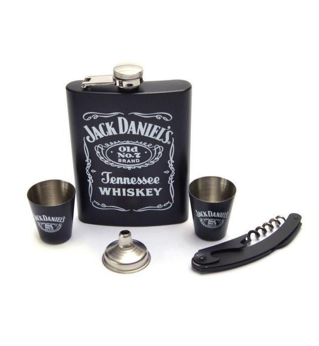 Стилен подаръчен комплект за мъже в картонена кутия.