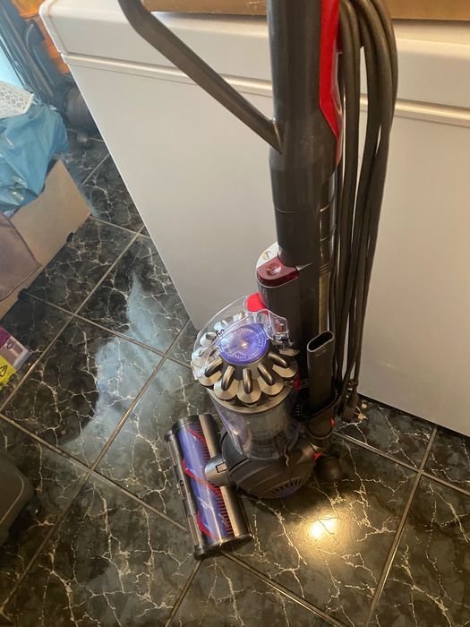 Aspirator vertical fara sac Dyson