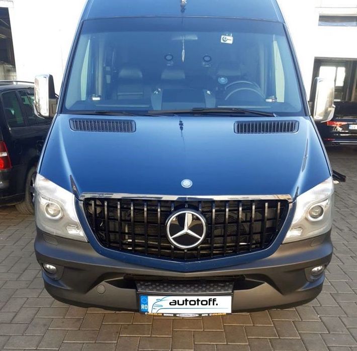 Grila centrala compatibila cu Mercedes Sprinter W906 Facelift  (14-17) Panamericana Black Design
