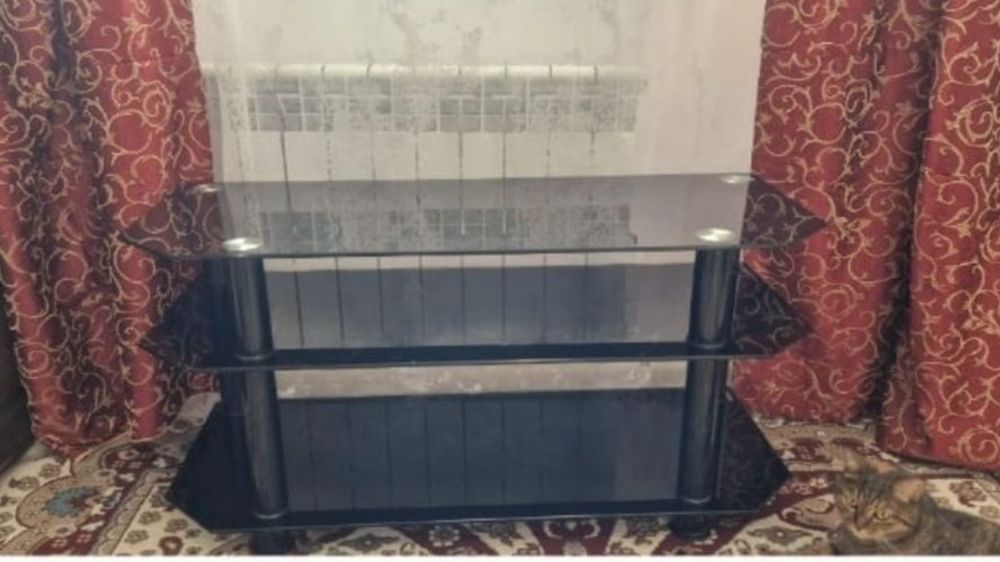 Срочно продаю стекляный стол!