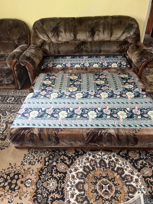 Продаются два дивана и кресло