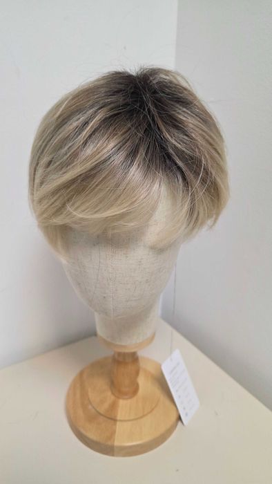 Perucă Haircube scurtă pixie blond cenușiu cu rădăcini închise – nouă