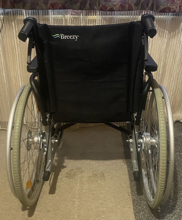 Carucior handicap scaun cu rotile batrani fara suport pentru picioare