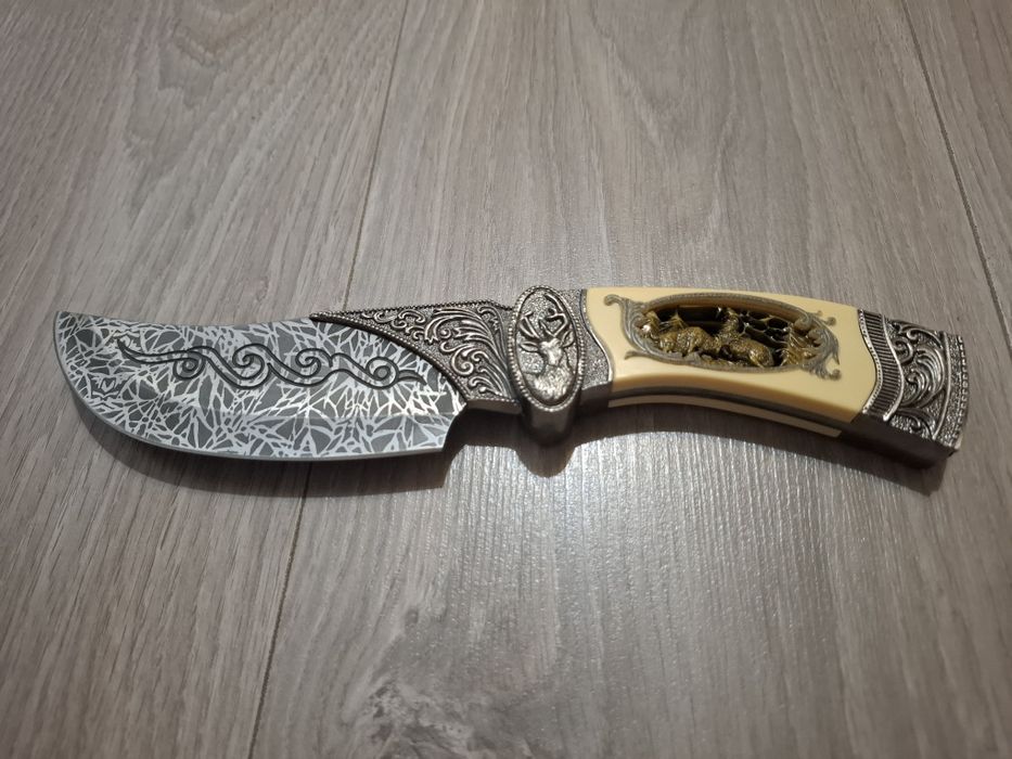 Cuțit decorativ cu lamă gravată, mâner ornamentat – piesă de colecție