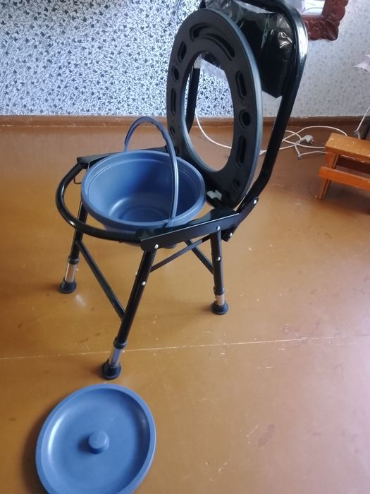 Стул с горшком складывается