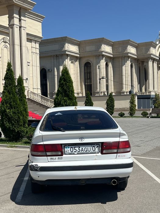 Продам машину карина е