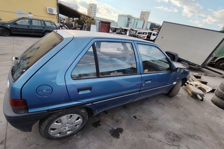 Far dreapta Peugeot 106 1995 1.0 MT (45 hp)