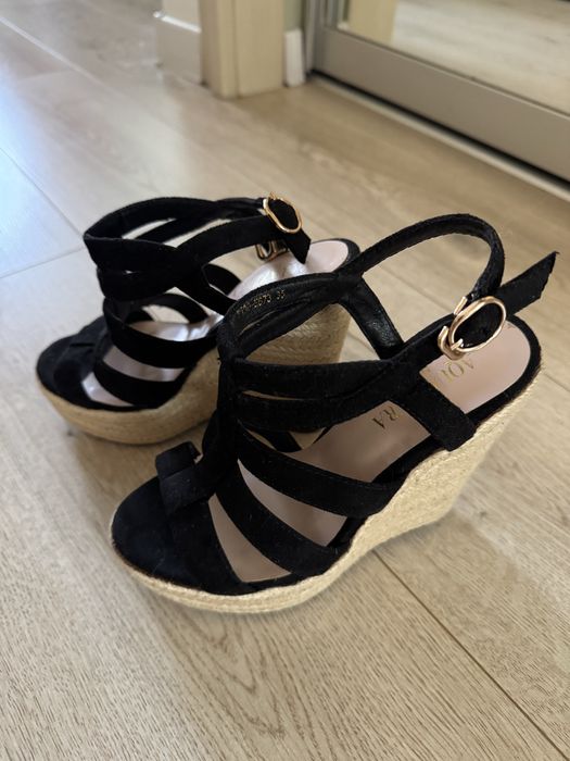 Босоножки на танкетке