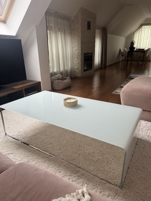 Масивна дизайнерска стъклена маса