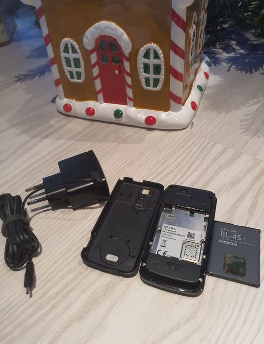 Vând Nokia 7100s Nou (0 minute).Pret 180 ron