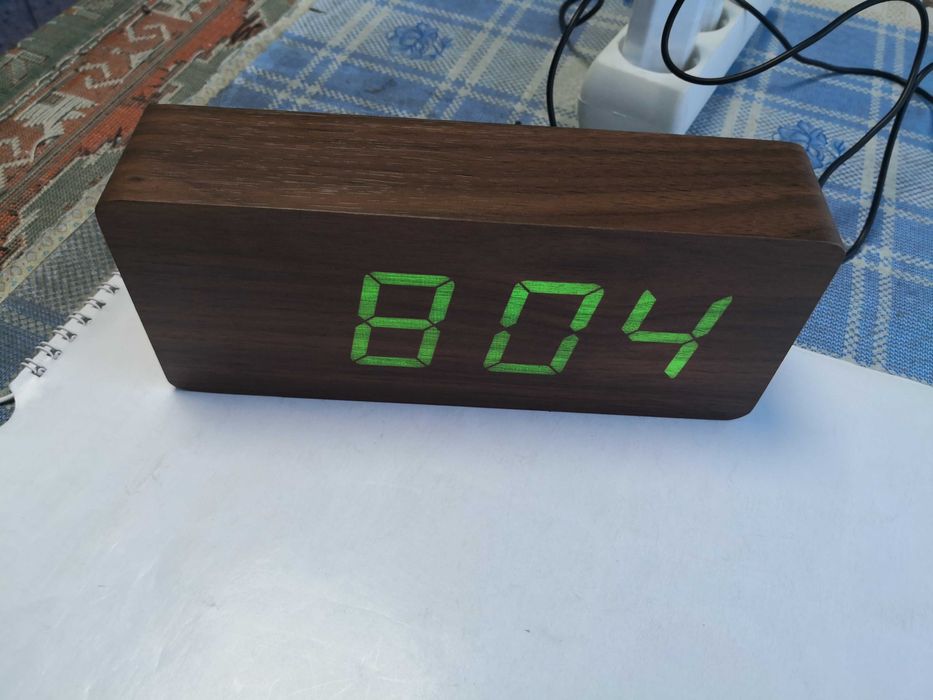 Ceas electronic imitatie lemn maro sau negru mare