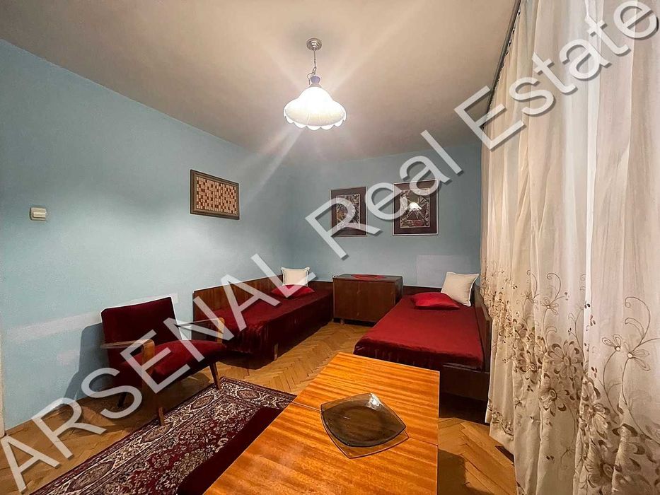 Тристаен апартамент под наем, Младост 4