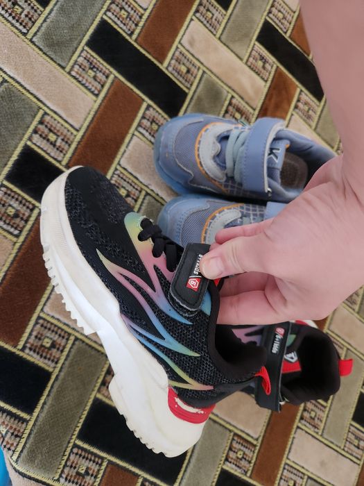 Продам детские кроссовки