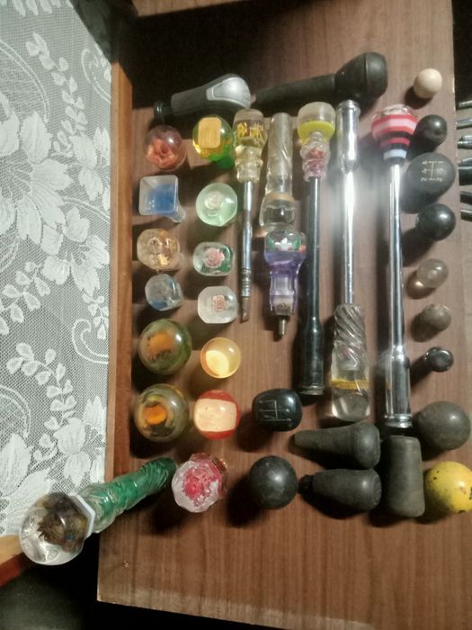 Ручки на коробку передач разные