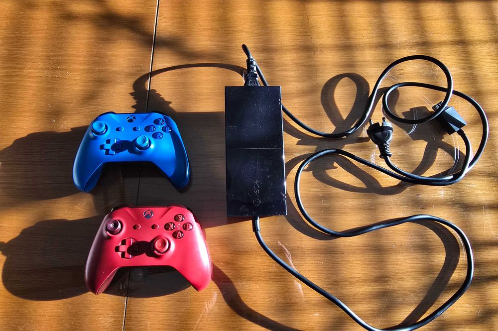 Xbox one с два джойстика + 8 игри