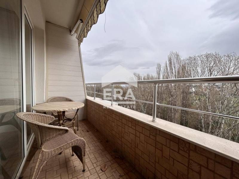 Модерно обзаведен тристаен апартамент с панорамна гледка към Южен парк