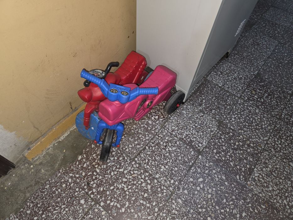 Motoreta de plastic pentru copii