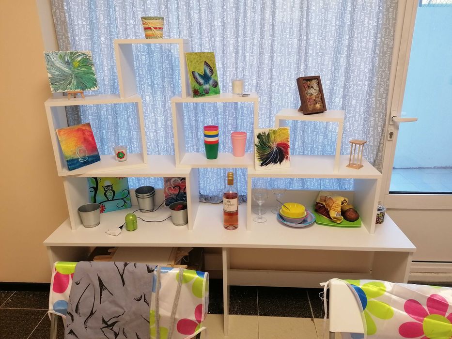 Мебели за обзавеждане на студио / ателие (гардероб, шкафове, витрина)