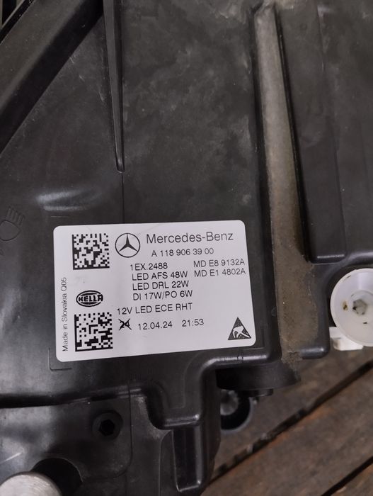 Продавам ляв фар Hella за Mercedes Cla