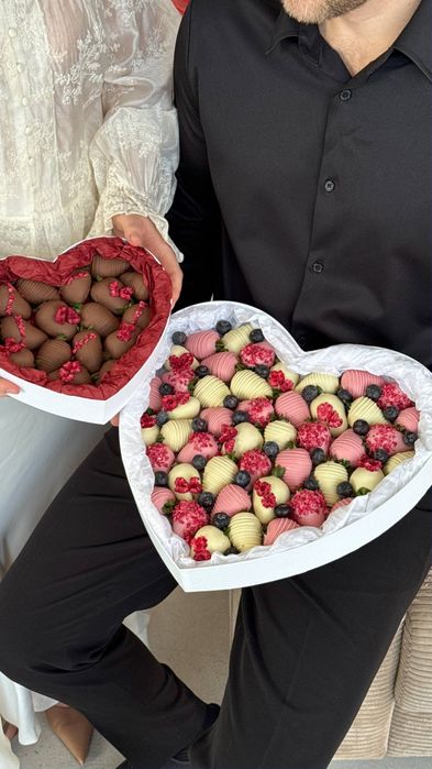 Клубника в шоколаде с цветами