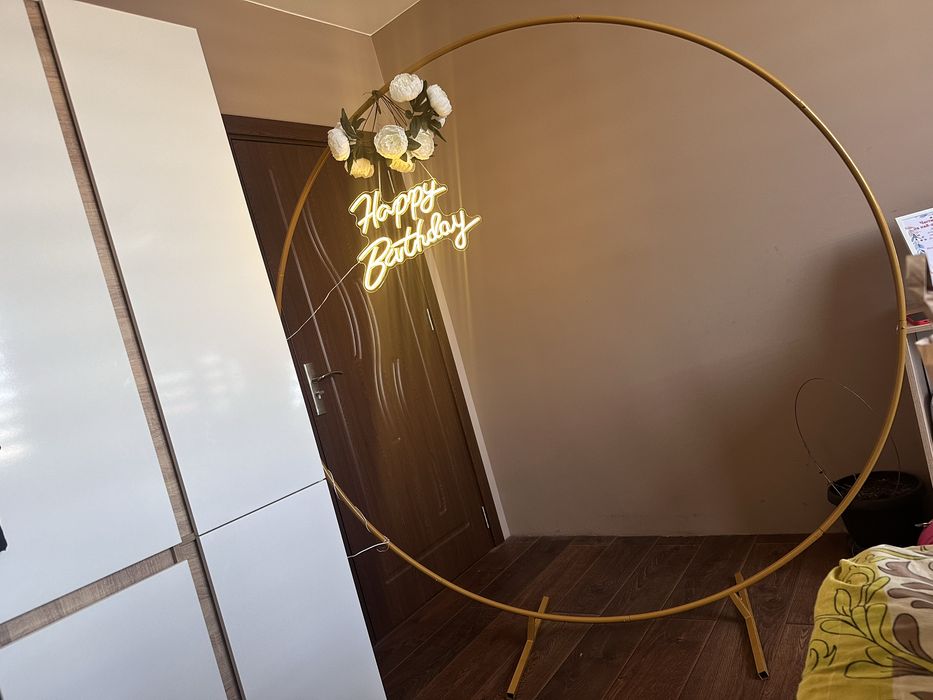 Арка, надпис и помпа под наем