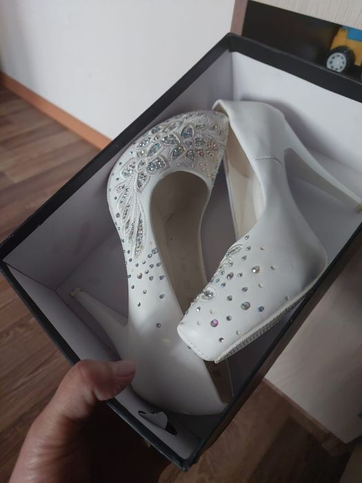 Срочно продам свадебные туфли