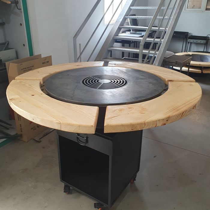 Grătar tip plită lucrat manual, ideal pentru gătit în aer liber